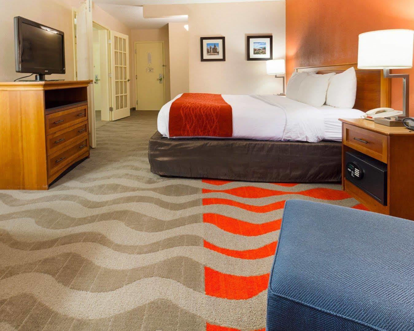 Comfort Inn & Suites Airport 锡拉丘 外观 照片