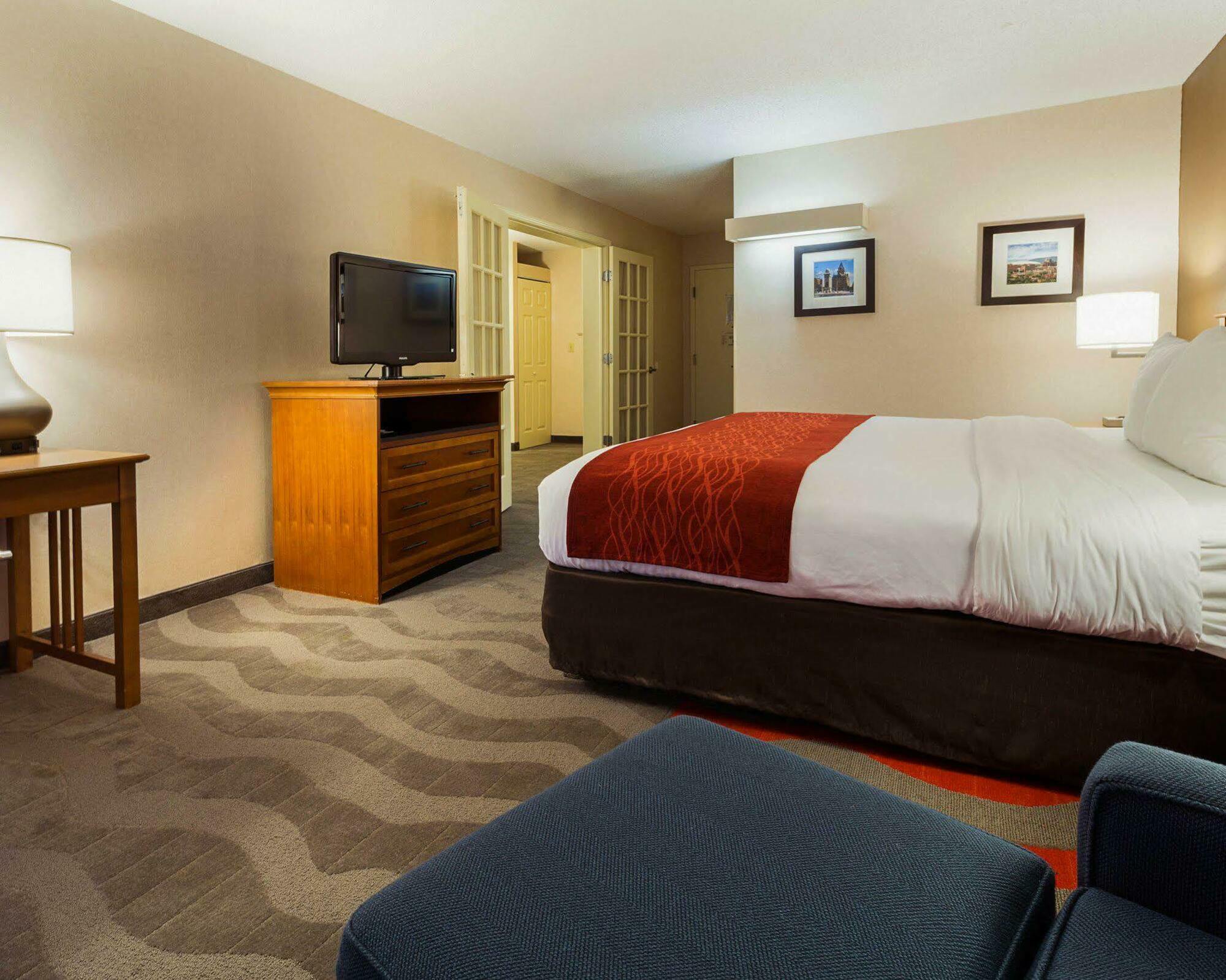 Comfort Inn & Suites Airport 锡拉丘 外观 照片